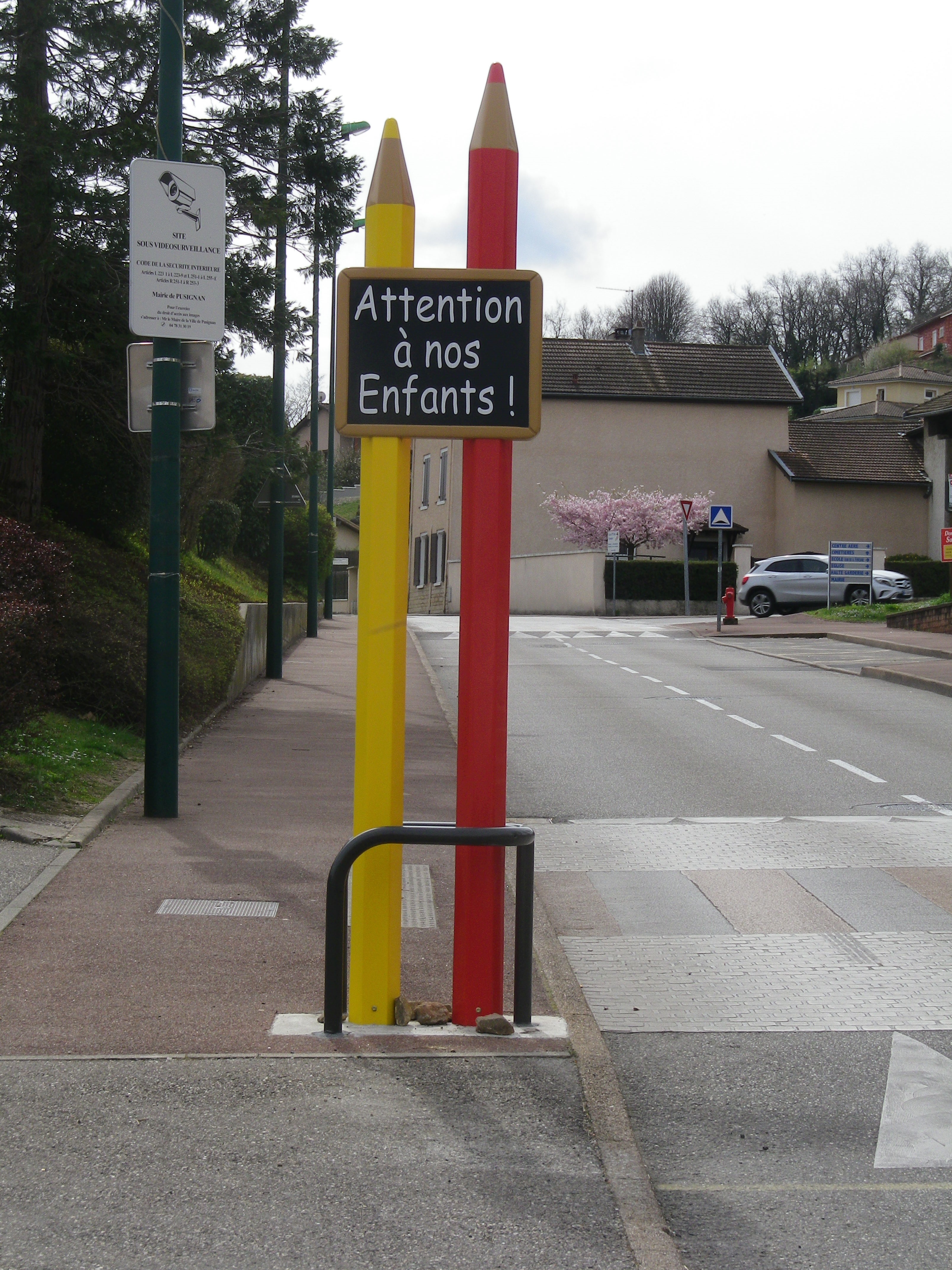 <p>Nos totems crayons installés à Pusignan</p>